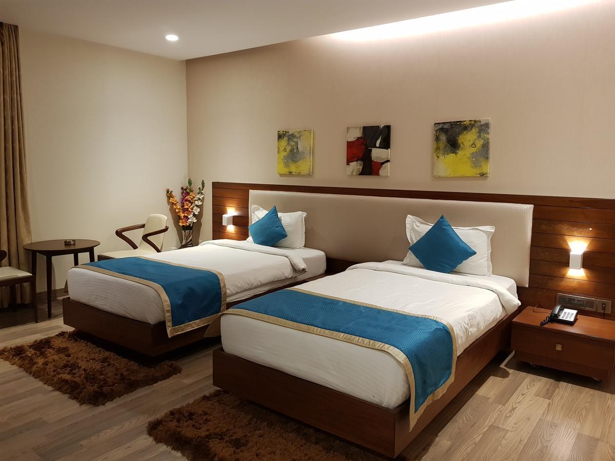 M Crown Hotel Shillong Eksteriør bilde