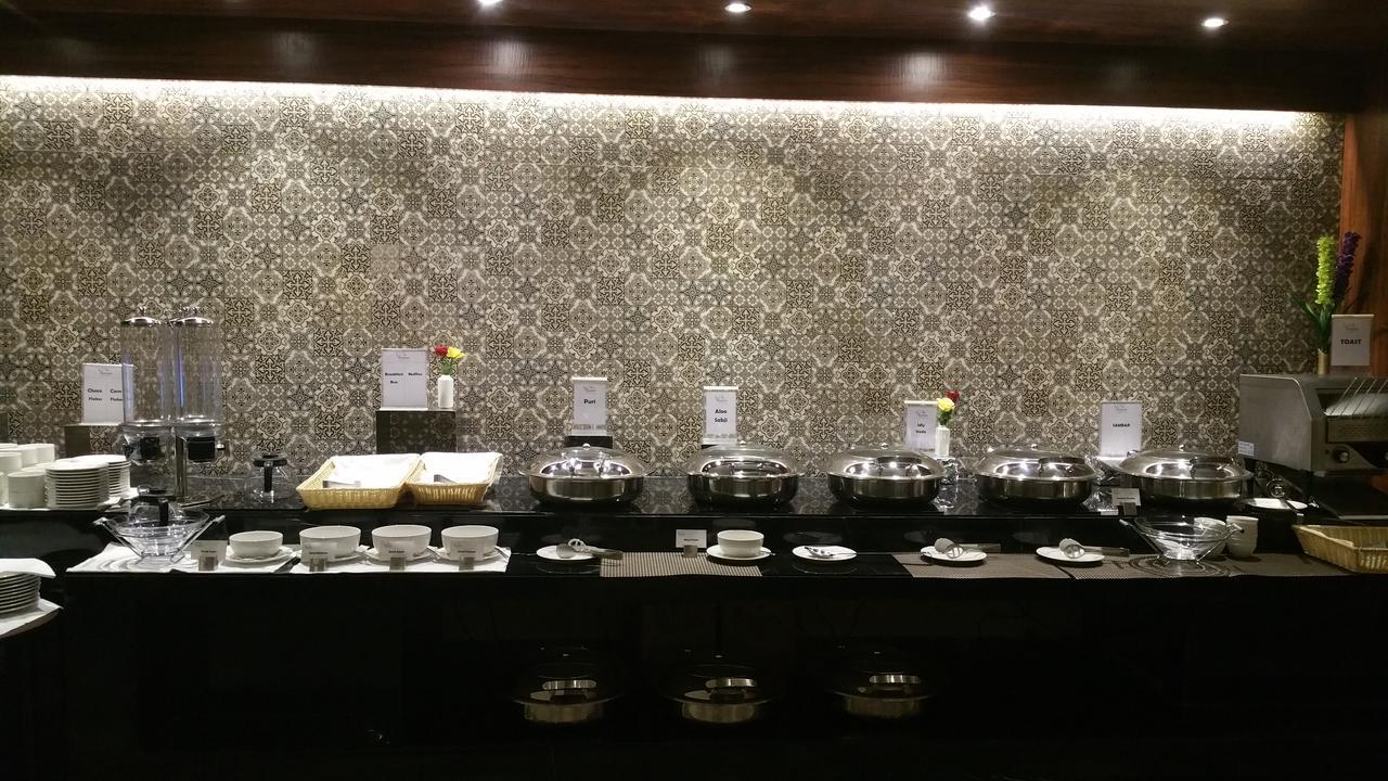 M Crown Hotel Shillong Eksteriør bilde