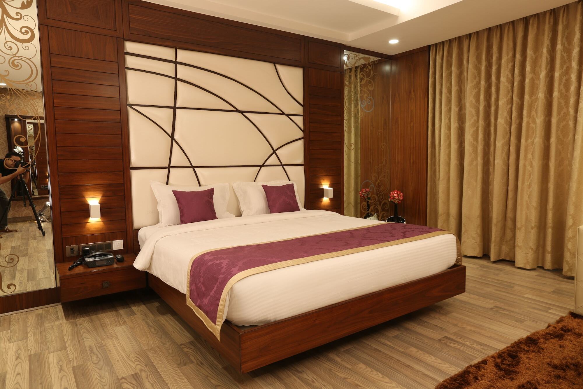 M Crown Hotel Shillong Eksteriør bilde